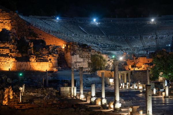 La noche tiene su propia magia: explorando el Museo de Éfeso después del anochecer